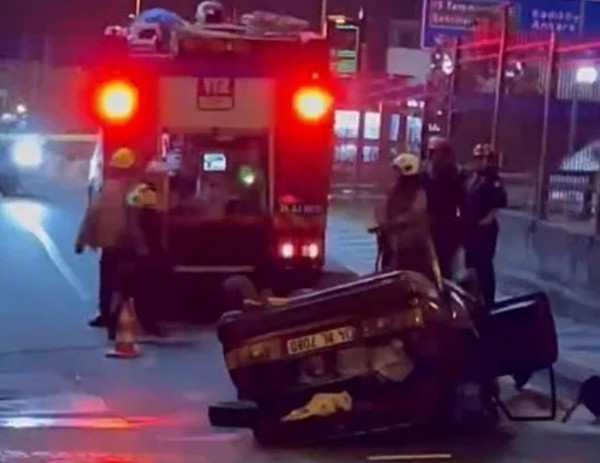 Kağıthane'de araç çalan hırsız kaçmak isterken takla attı